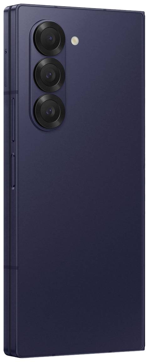 Ein modernes Smartphone mit drei Kameralinsen auf der Rückseite, dunkelblaues Gehäuse, seitlich positionierte Lautstärkeregler.