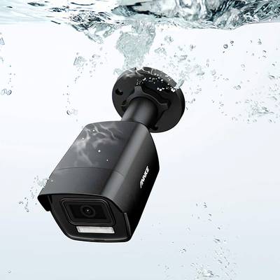 Überwachungskamera in Wasser getaucht, zeigt wasserdichtes Design, geeignet für den Außenbereich bei verschiedenen Wetterbedingungen.