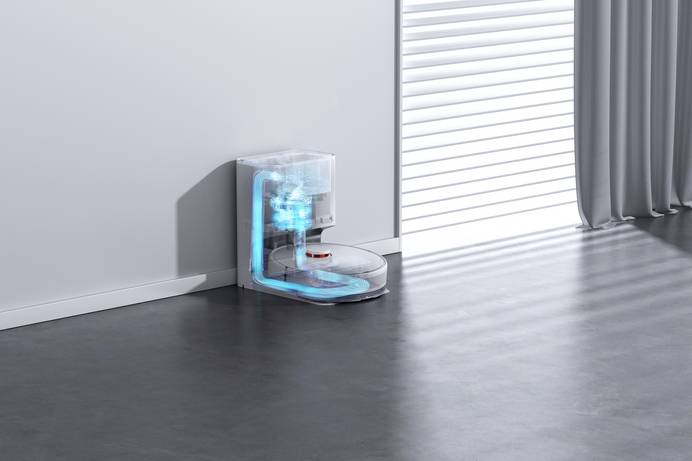 Bild eines Saugroboters auf der Ladestation. Die Grafik veranschaulicht den Weg des gesammelten Staubs aus dem Roboter in den Entleerungsbehälter der Station.