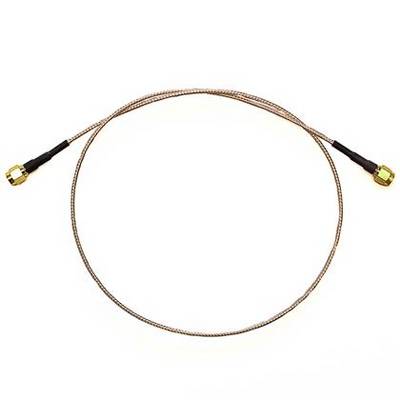 Ein Koaxialkabel mit goldenen Steckern an beiden Enden, liegt spiralförmig auf weißem Hintergrund.
