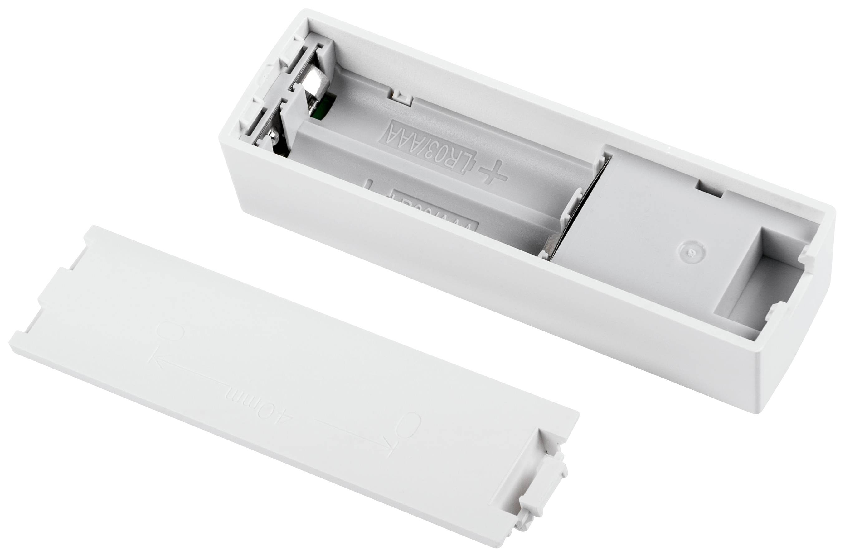 Offenes Batteriegehäuse mit entferntem Deckel, zeigt das Fach für AA-Batterien.
