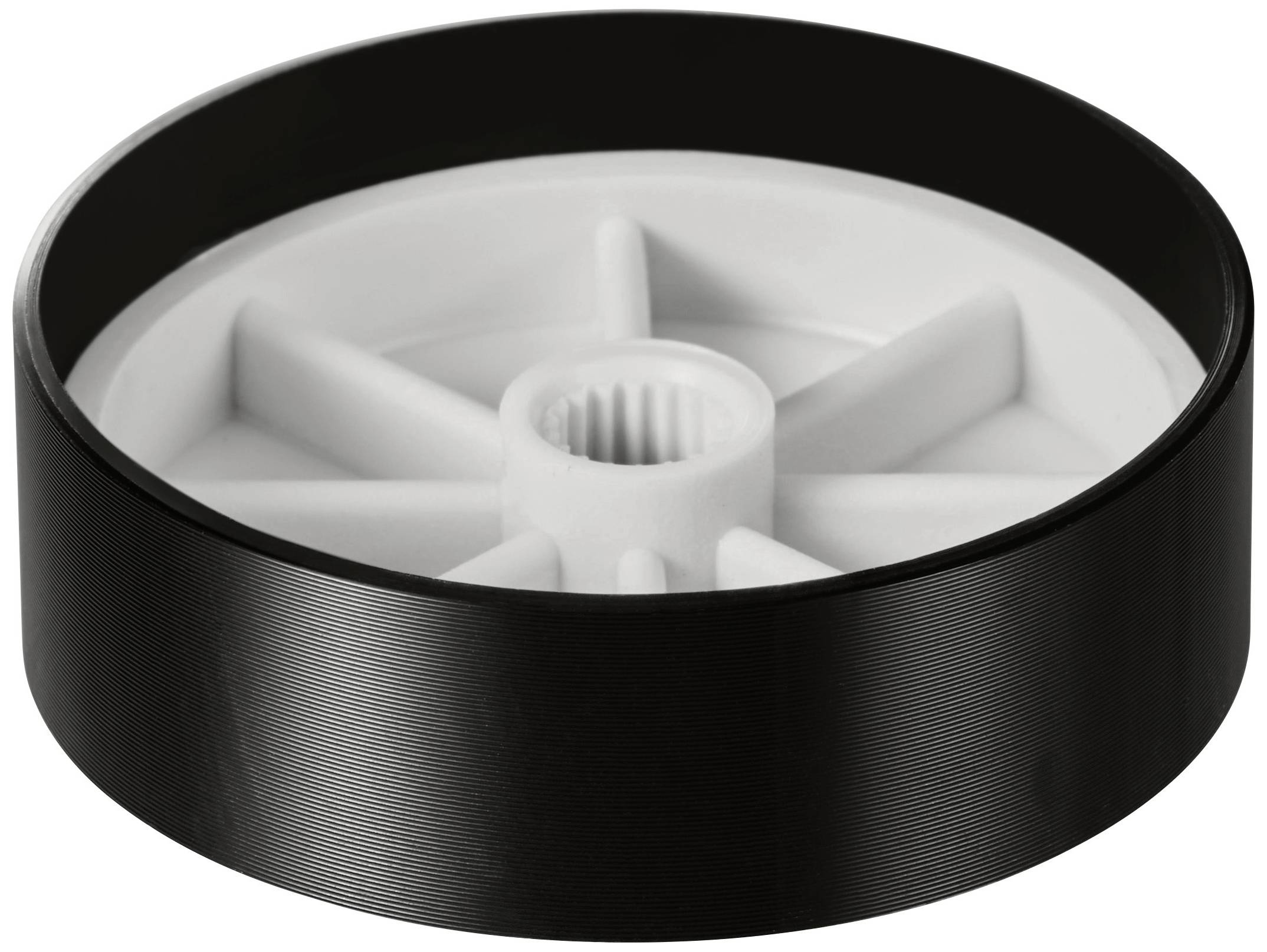 Ein schwarzes Kunststoffrad mit weißer Speichenstruktur in der Mitte, möglicherweise ein Teil eines Geräts oder einer Maschine.