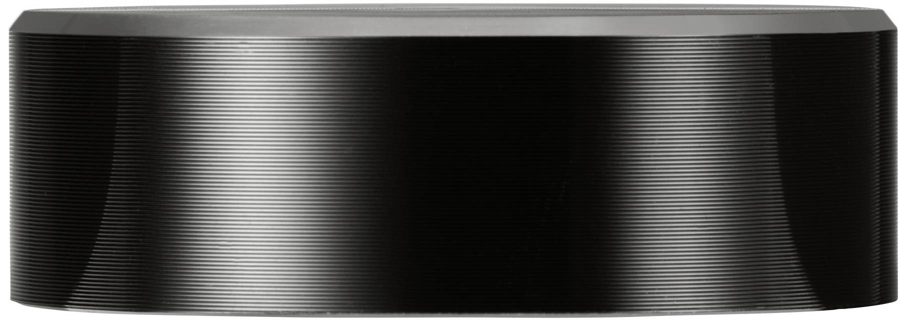 Ein schwarzer Eishockey-Puck mit leichter Rillenstruktur auf der Oberfläche, vor einem weißen Hintergrund.