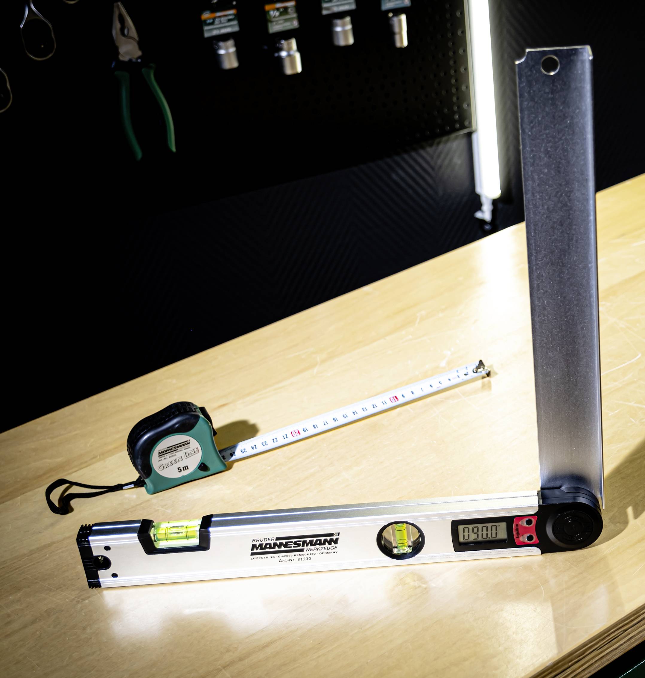 Digitaler Winkelmesser mit Wasserwaage