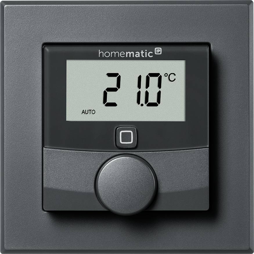 Ein digitales Thermostat an der Wand zeigt '21,0°C' und 'AUTO' an. Es hat ein Mittelrad zur Temperatureinstellung.