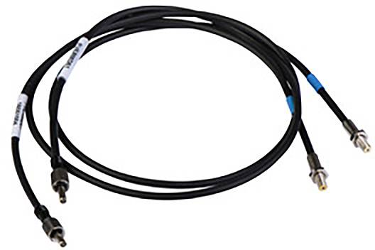 Ein schwarzes Koaxialkabel mit Metallsteckern an beiden Enden, verwendet zur Übertragung von Audio- oder Videosignalen.