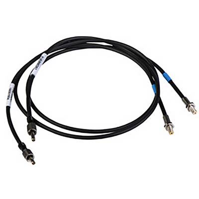 Ein schwarzes Koaxialkabel mit Metallsteckern an beiden Enden, verwendet zur Übertragung von Audio- oder Videosignalen.