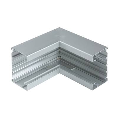Ein L-förmiges silbernes Metallprofil zur Deckenbefestigung. Sichtbar sind Verbindungselemente und Kabelaussparungen.