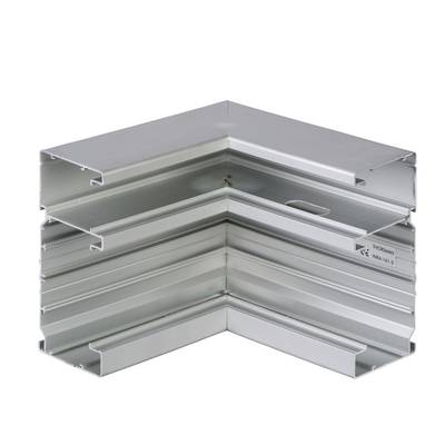 Metallisches Eckverbindungsstück, das zwei rechteckige Kanäle in einem 90-Grad-Winkel verbindet. Silberne Oberfläche, industrielles Design.