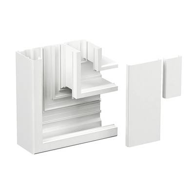 Ein weißes PVC-Profilquerschnitt mit getrennten Teilen, das die Struktur und Segmente eines Fensterrahmens zeigt.