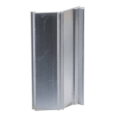Metallisches Profilstück mit L-Form, silbern glänzend, möglicherweise als Konstruktionsmaterial oder Halterung verwendet.