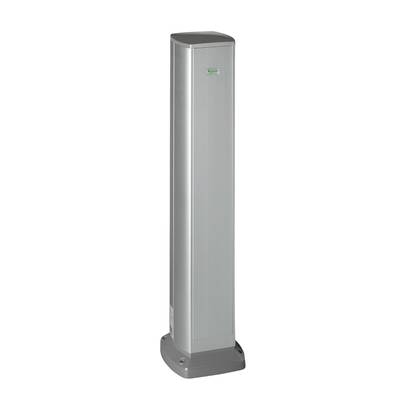 Eine schmale, hohe, silberne Säule mit einem kleinen Schild auf der Vorderseite, möglicherweise ein technisches Gerät oder eine Schaltanlage.