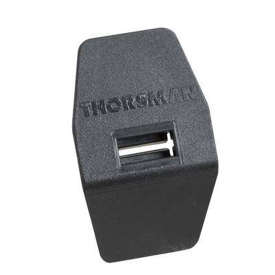 Schwarzes Plastikteil mit zwei USB-Anschlüssen und der Aufschrift 'THORSMAN'.
