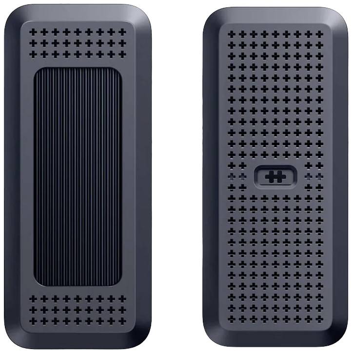 Das Bild zeigt zwei identische, schwarze, rechteckige Geräte mit gelochtem Muster. Eines hat einen gerippten Einsatz in der Mitte.