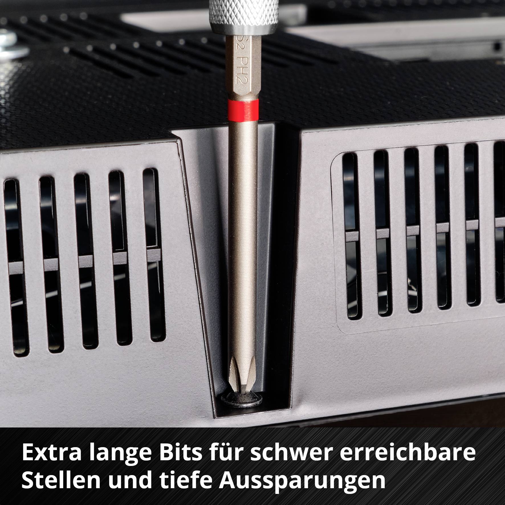 Langer Schraubendreher in einem Lüftergitter. Text: 'Extra lange Bits für schwer erreichbare Stellen und tiefe Aussparungen'.
