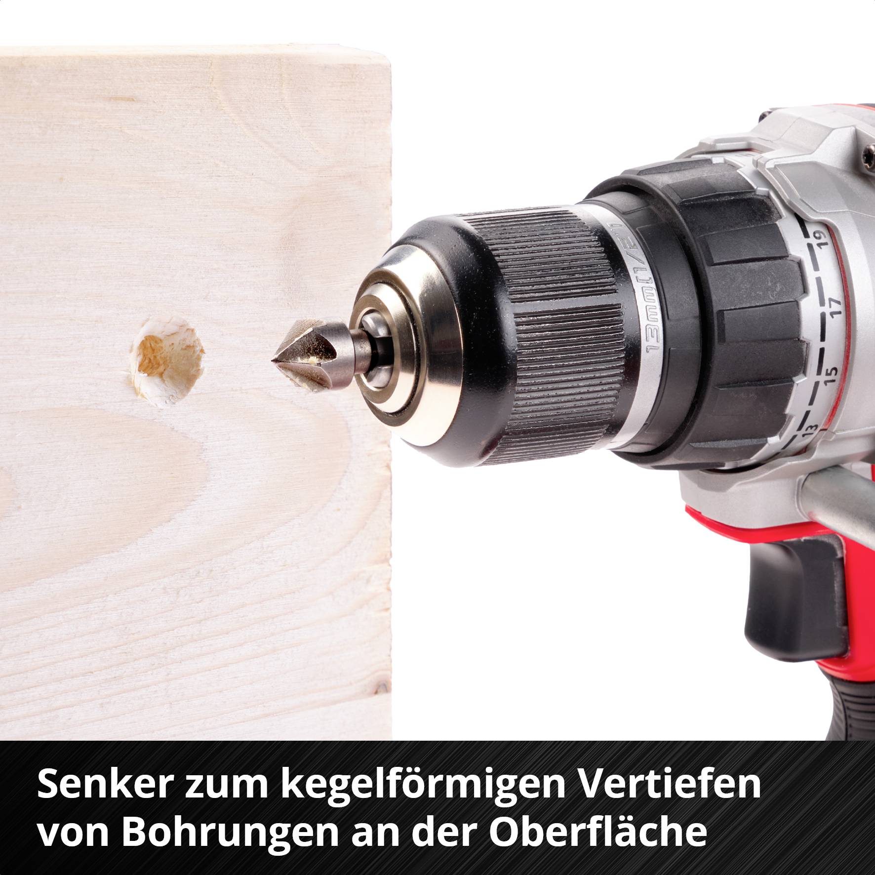 'Ein Akkubohrer führt einen Senkbohrer in ein Holzstück ein, um eine kegelartige Vertiefung zu schaffen. Text: Senker zum kegel­förmigen Vertiefen von Bohrungen.'