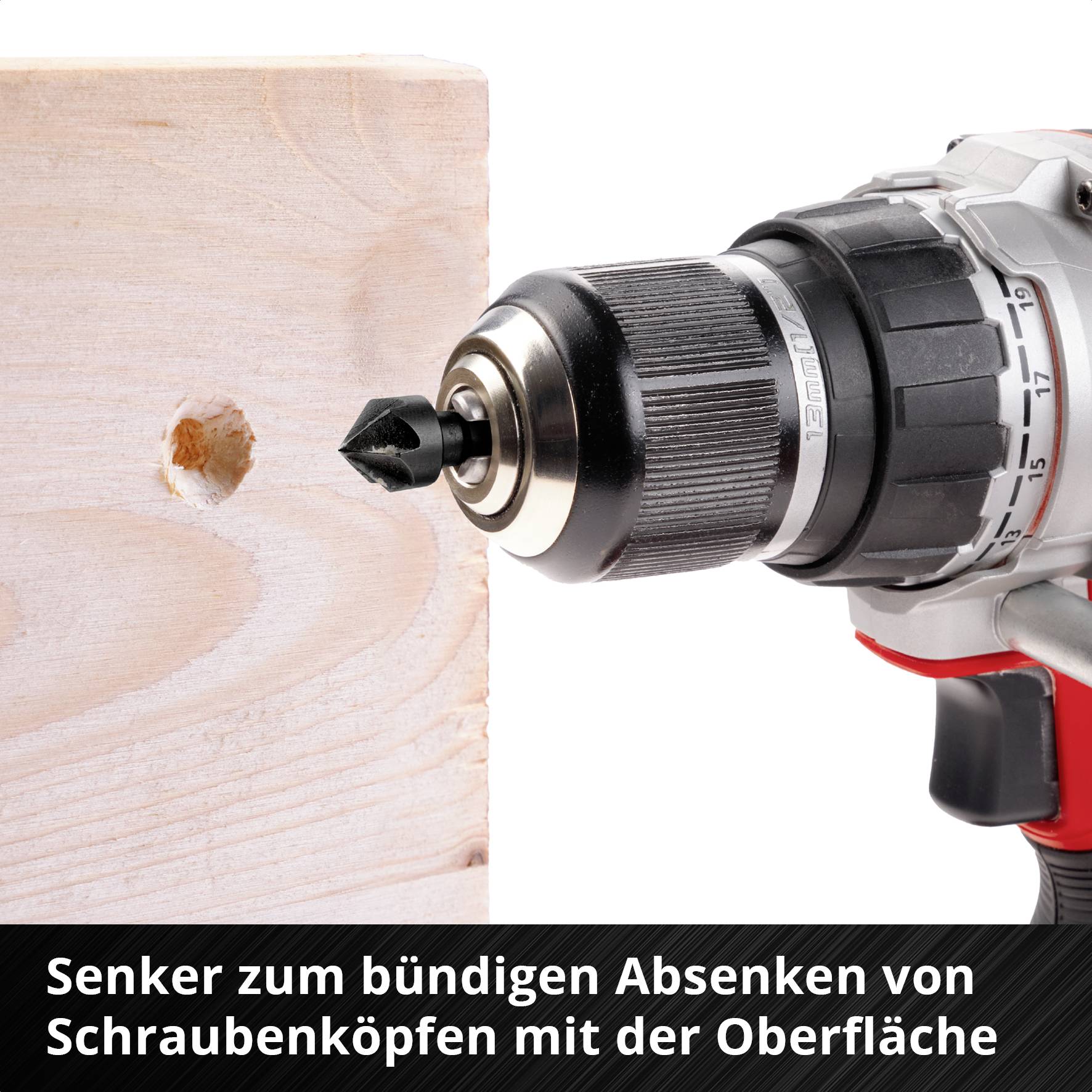 Ein Akku-Bohrschrauber senkt eine Schraubenöffnung in ein Holzbrett ab. Text: 'Senker zum bündigen Absenken von Schraubenköpfen mit der Oberfläche'.