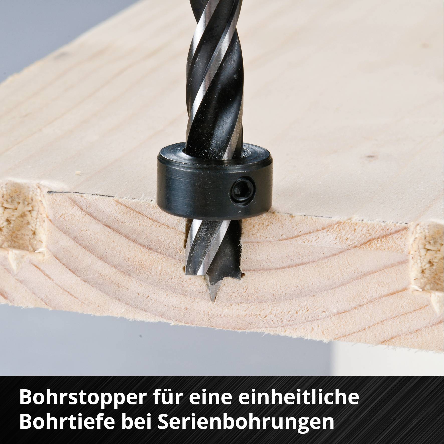 'Bohrstopper für eine einheitliche Bohrtiefe bei Serienbohrungen' zeigt einen Bohrer mit Stopper, der in ein Holzstück bohrt.