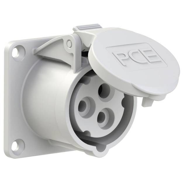 Runde, weiße Steckdose mit drei runden Öffnungen, montiert an einer Wandplatte. Der Deckel ist angehoben und trägt das Logo 'PCE'.