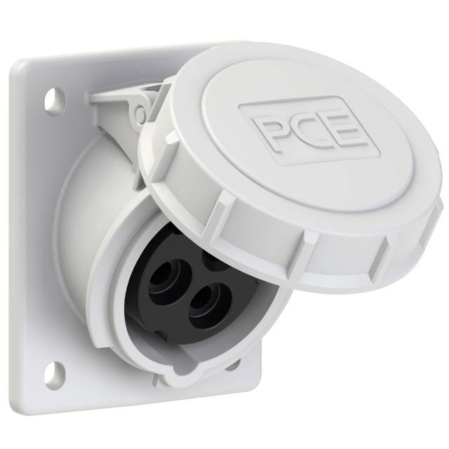 'Weiße Steckdose mit Schutzkappe. Auf der Kappe steht ‘PCE’. Geeignet für industrielle Anwendungen mit hoher Leistung.'
