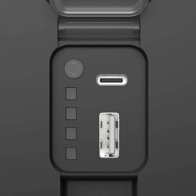 'Ansicht eines Ladeanschlusses und USB-Ports an einem elektronischen Gerät, umgeben von Kontrollleuchten.'