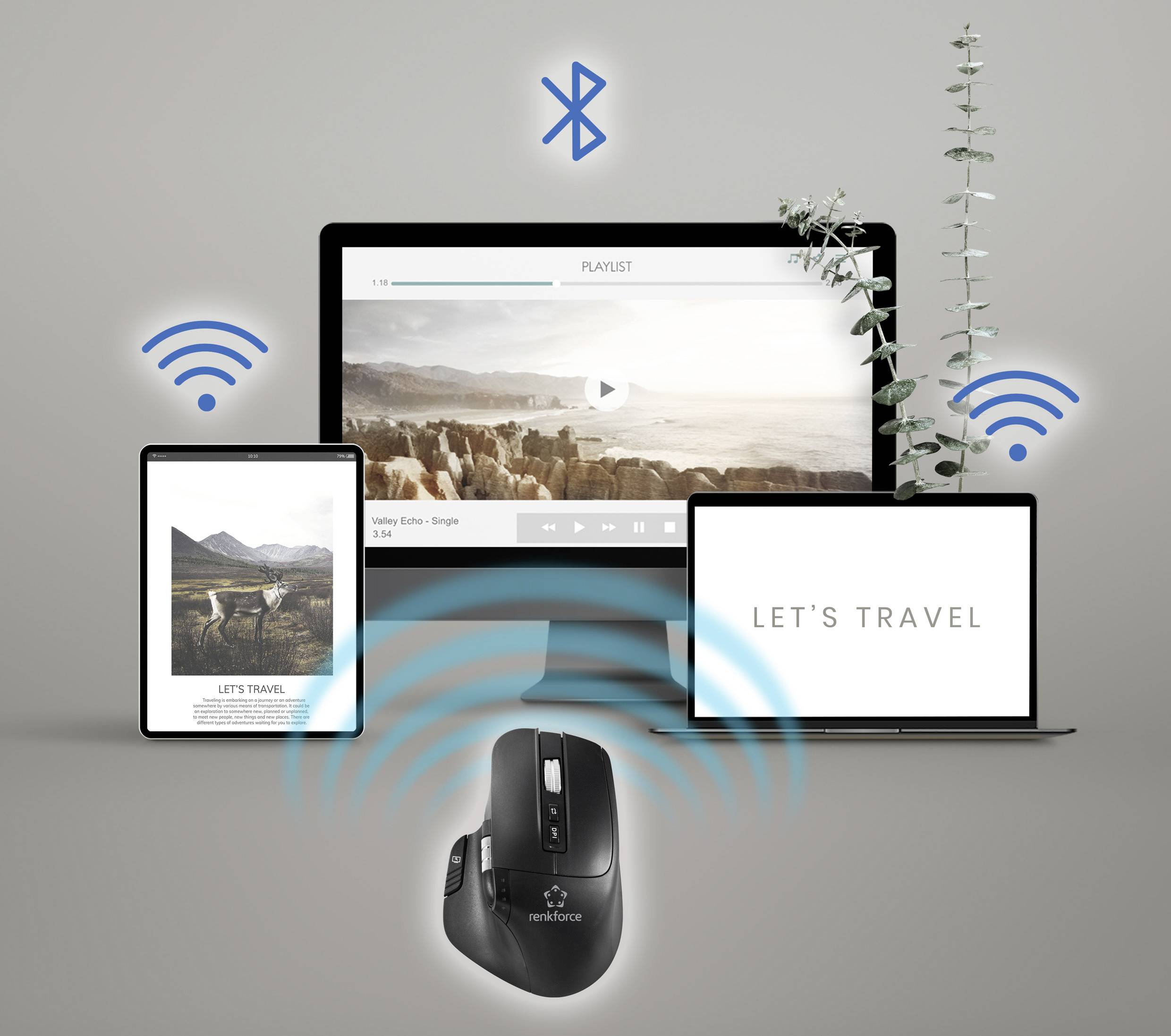 Computermonitor, Tablet und Laptop zeigen Reiseseiten. Bluetooth-Maus sendet Signal. Symbolisiert kabellose Konnektivität und Mobilität.