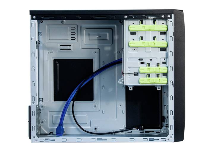 Innenansicht eines leeren Computergehäuses mit montierten Festplatteneinschüben, geordneten Kabeln und Platz für Hardware-Komponenten.