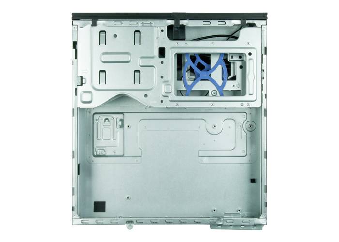 'Foto eines leeren Computergehäuses von oben. Sichtbar sind die Metallstruktur, Befestigungsschrauben und Kabelhalterungen.'