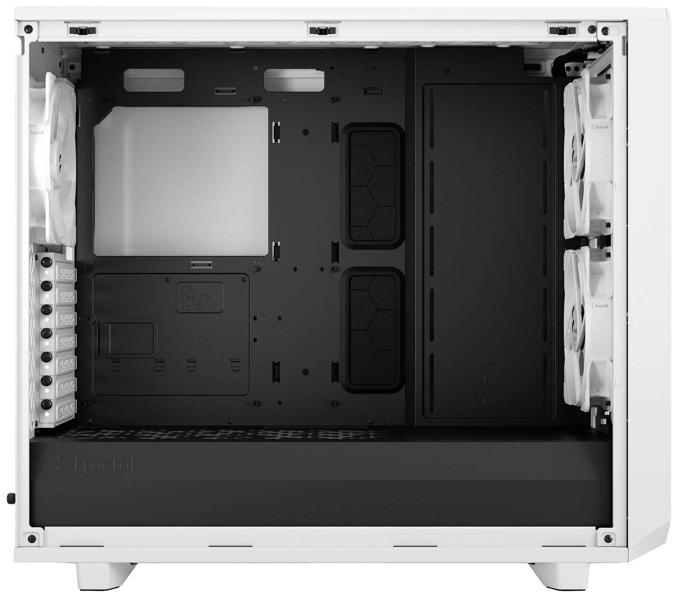 Leeres Computergehäuse in Weiß, Blick ins Innere mit sichtbaren Lüfterplätzen an Vorder- und Rückseite. Viel Platz für Hardwarekomponenten.