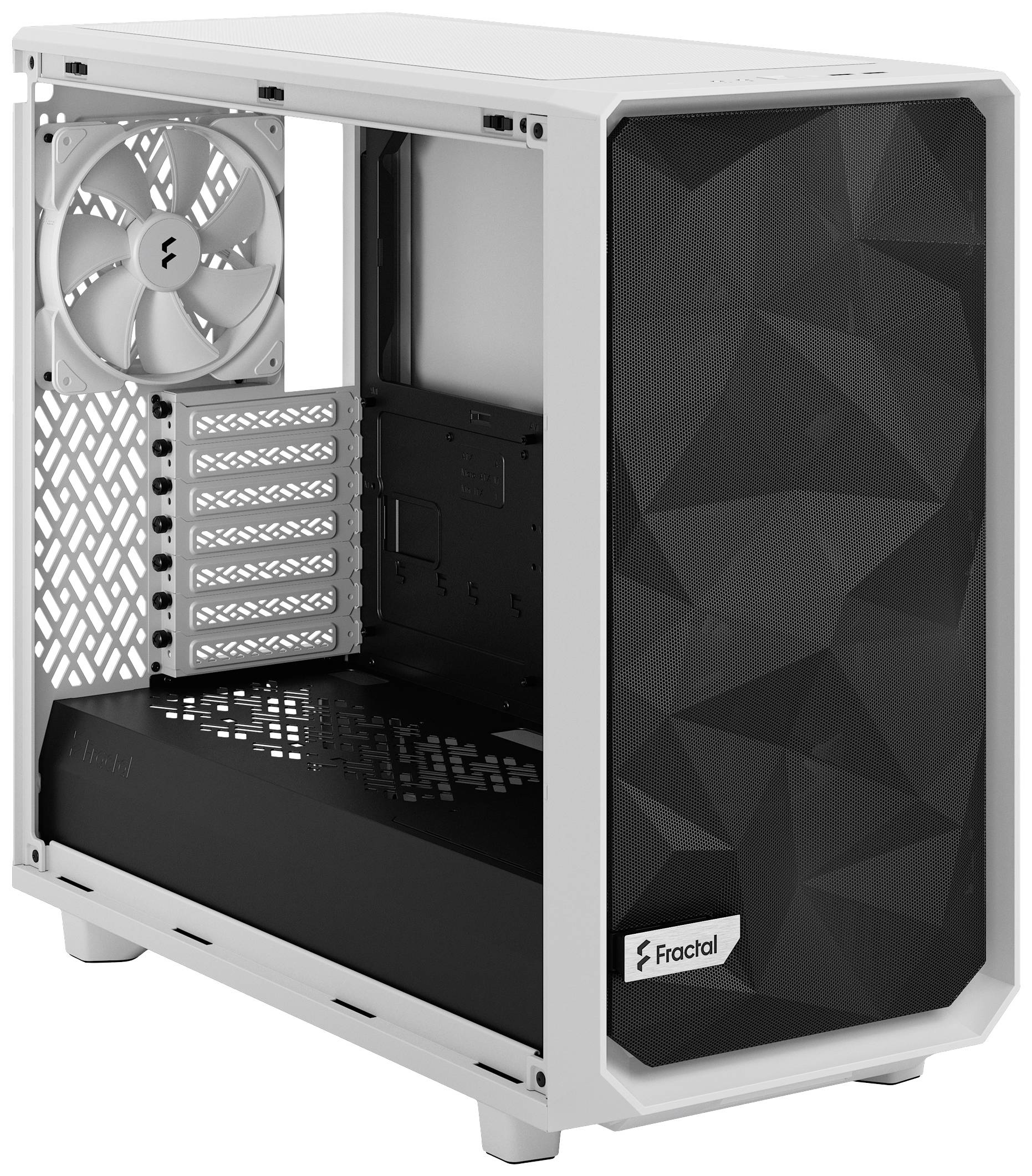 Ein weißes Computergehäuse mit schwarzem, geometrischem Frontgitter und transparentem Seitenteil, zeigt Lüfterhalterung.