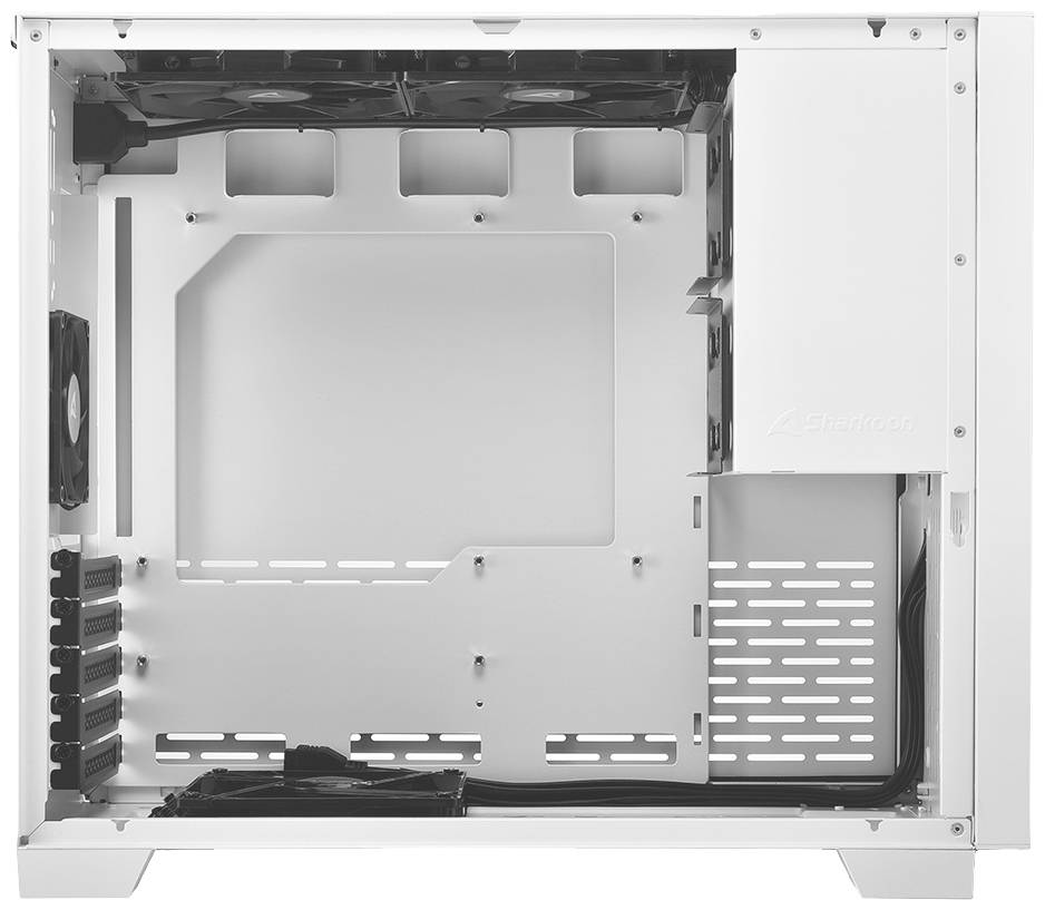 Ein leeres, weißes Computergehäuse ohne Komponenten, mit sichtbaren Lüfterplätzen und Kabeldurchführungen für PC-Bau.