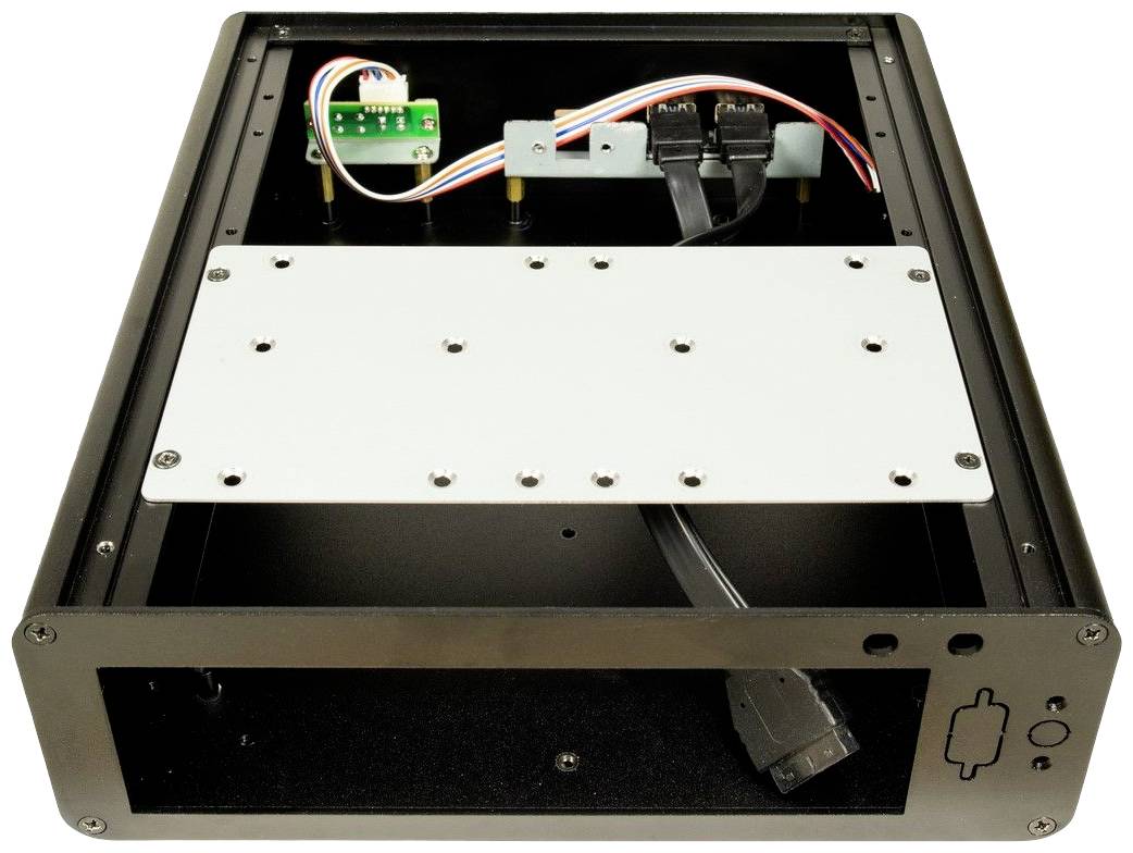 Innenansicht eines leeren Computergehäuses mit Steckplätzen und Kabeln. Oben sind mehrere Kabel und ein kleines Schaltbrett sichtbar.