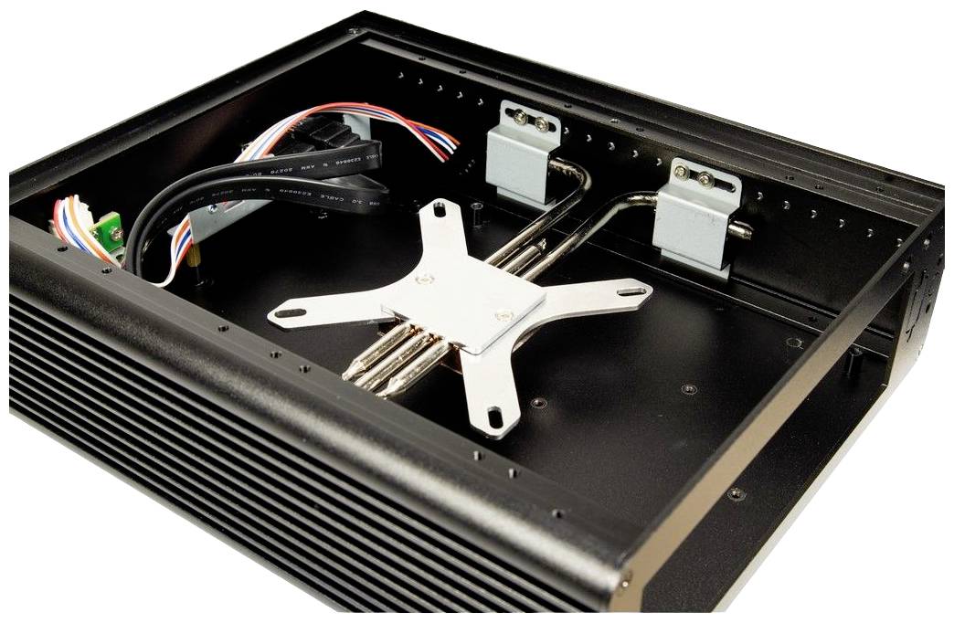 Ein offenes Computergehäuse mit internen Kabeln, Kühlrippen und Halterungen zur Sicherung von Komponenten.