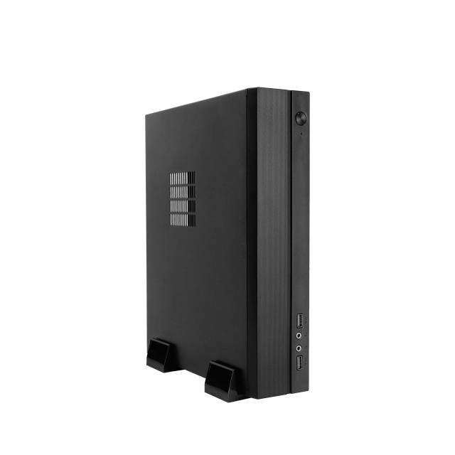 Ein schwarzes, vertikal stehendes Computergehäuse mit sichtbarem USB-Anschluss und Lüftungsschlitzen an der Seite.