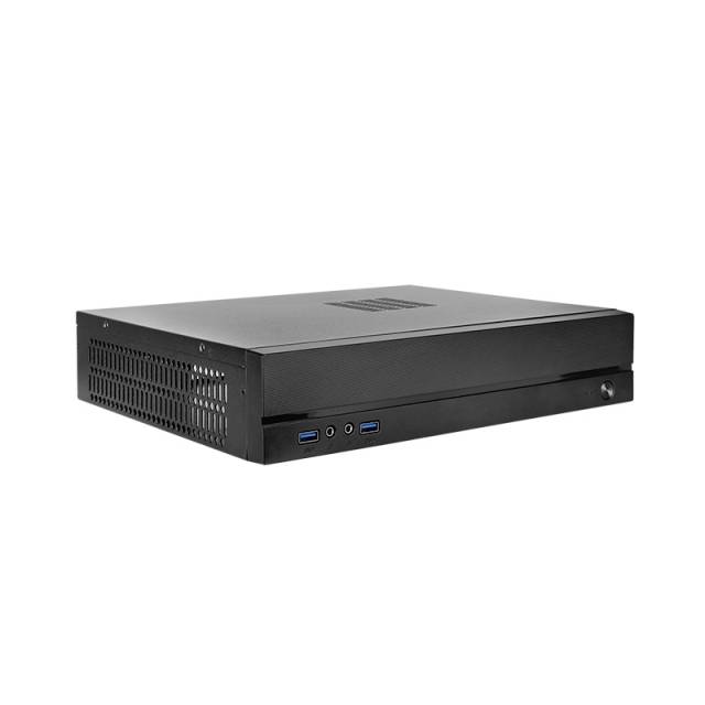Schwarzer Mini-PC steht schräg. Sichtbar sind Lüftungsschlitze an der Seite und diverse Ports vorne. Kompakt und schlichtes Design.