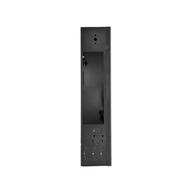 Schwarze, vertikale Halterung für Technikinstallation, mit mehreren Öffnungen und einer glatten Oberfläche.