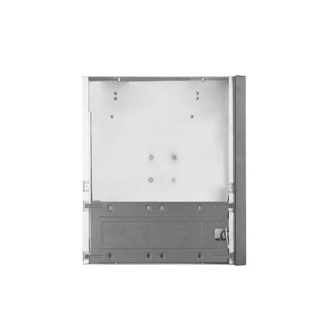 Ein silbernes, viereckiges Gerät, möglicherweise ein Computerlaufwerk, mit sichtbaren Schraubenlöchern und einem seitlichen Anschluss.