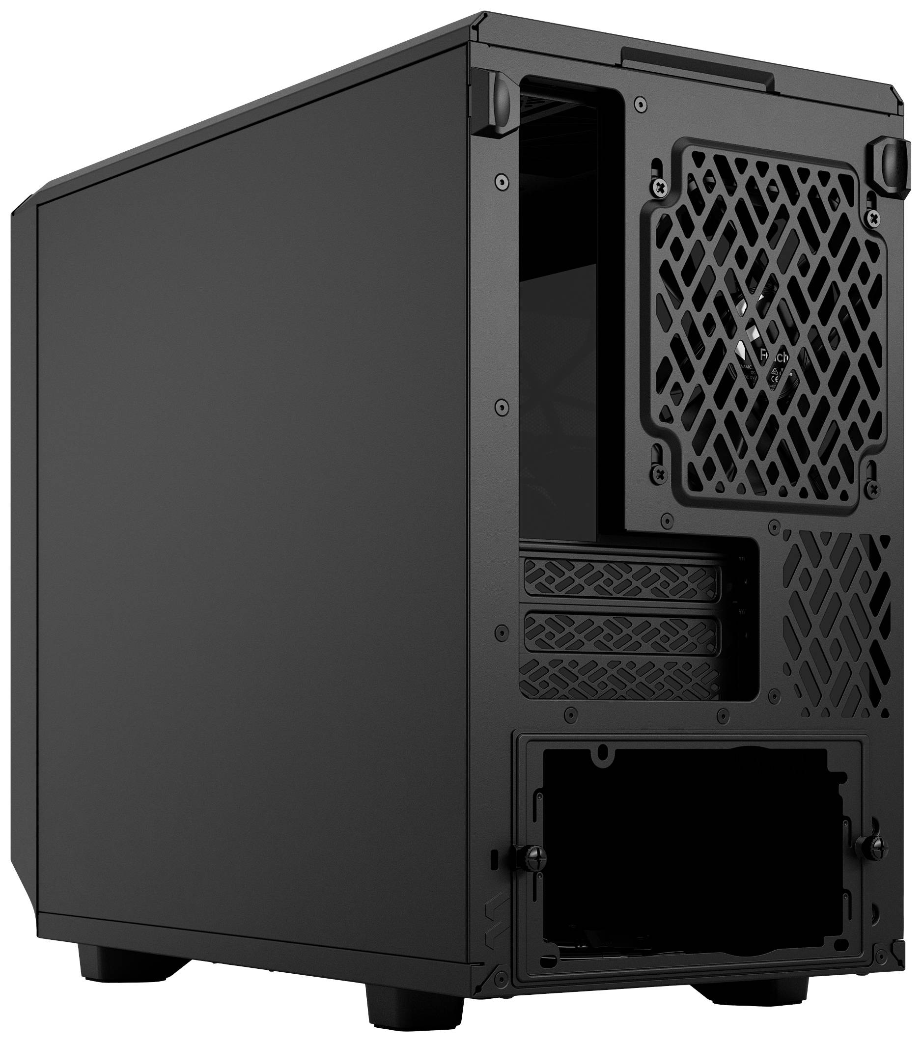 Schwarzes Computergehäuse steht aufrecht, geöffnet auf der Rückseite mit Sicht auf Lüftungsgitter und Erweiterungsschächte.