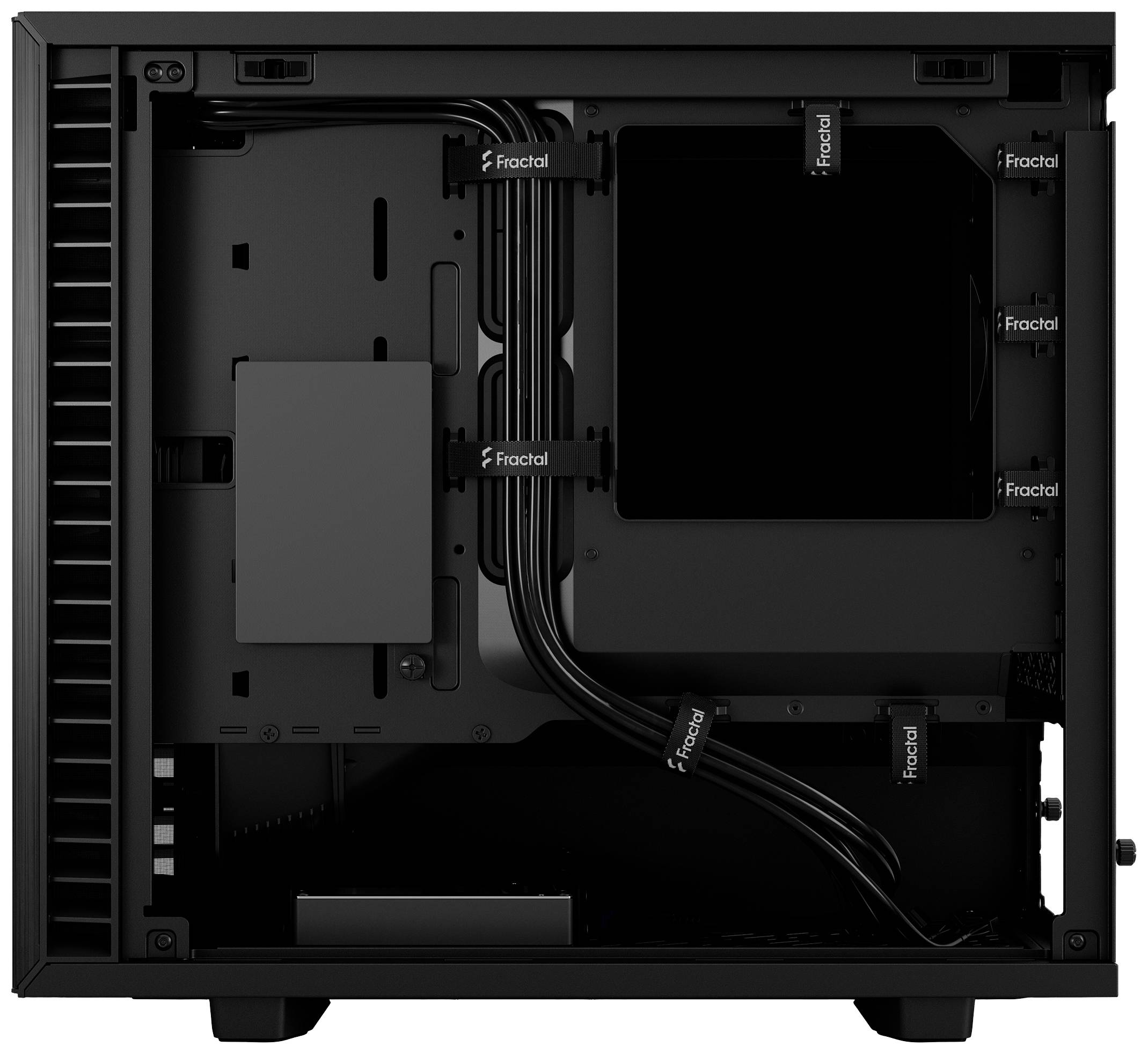 Schwarzes Computergehäuse mit Kabelmanagement, teils transparente Seitenwand. Gehäuse bietet Platz für Komponenten und effiziente Belüftung.