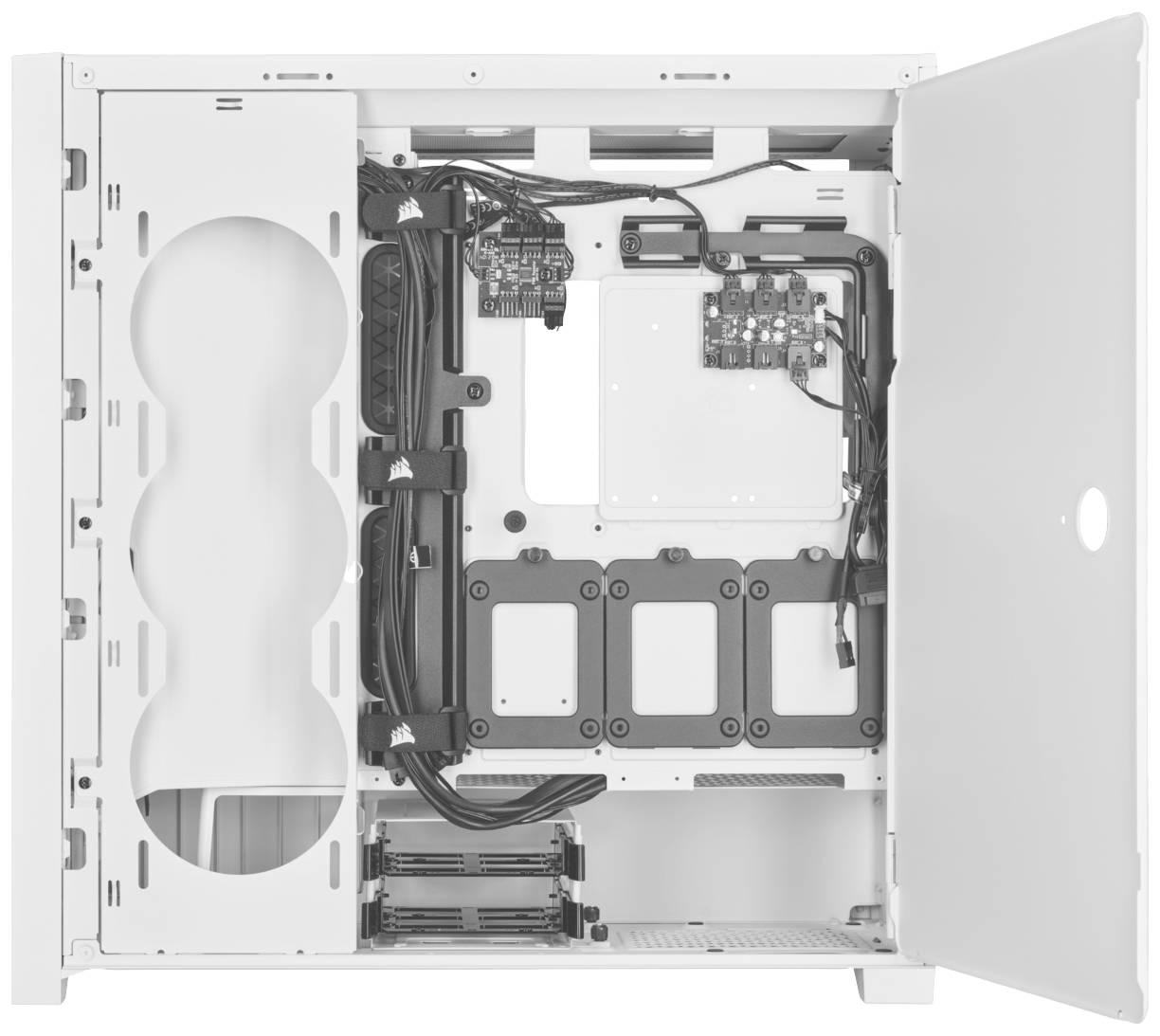 Ein leerer, weißer Computergehäuserahmen mit offenen Seiten, sichtbaren Kabeln und Halterungen, bereit zur Aufnahme von Hardwarekomponenten.