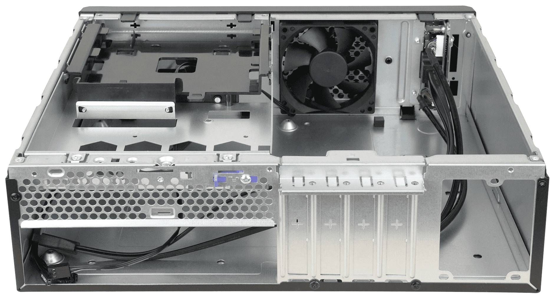 Computergehäuse von innen mit sichtbaren Lüfter, leeren Laufwerksschächten und Verkabelung. Kein Motherboard oder andere Komponenten installiert.