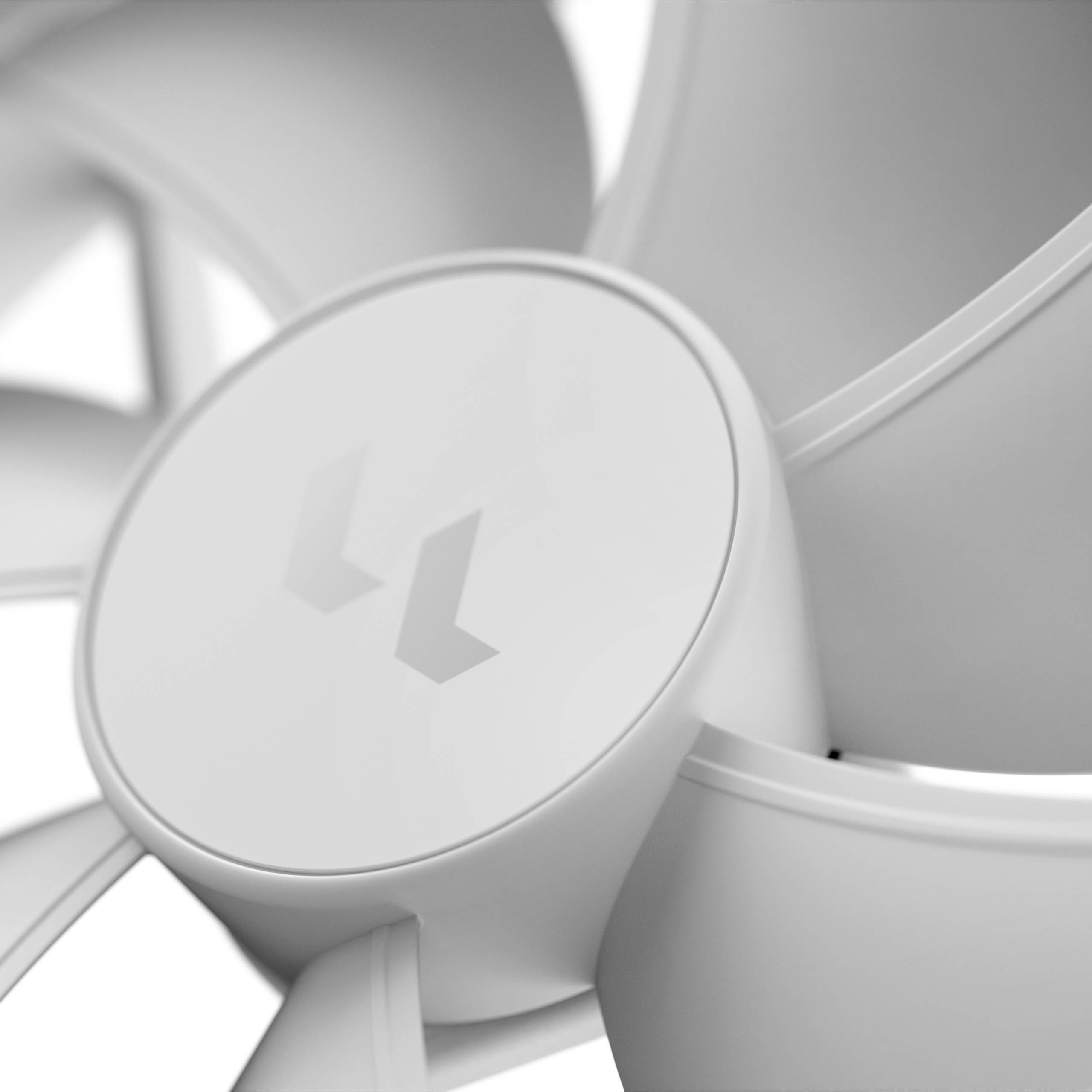 Weiße Ventilatorflügel mit einer minimalen, runden Mittelplatte. Elegant und schlichtes Design.