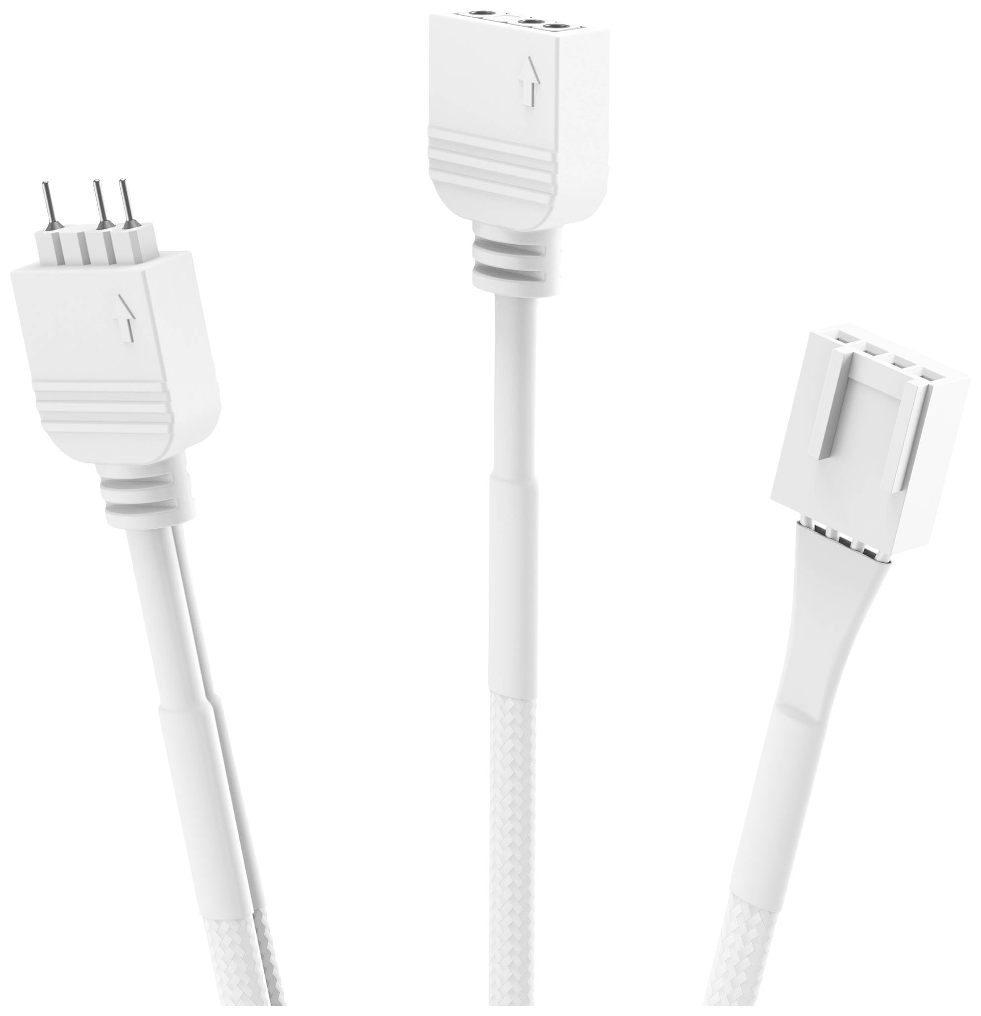 Drei weiße Kabel mit verschiedenen Anschlüssen: einer mit drei Pins, einer mit zwei Pins und einer mit einer flachen Buchse.
