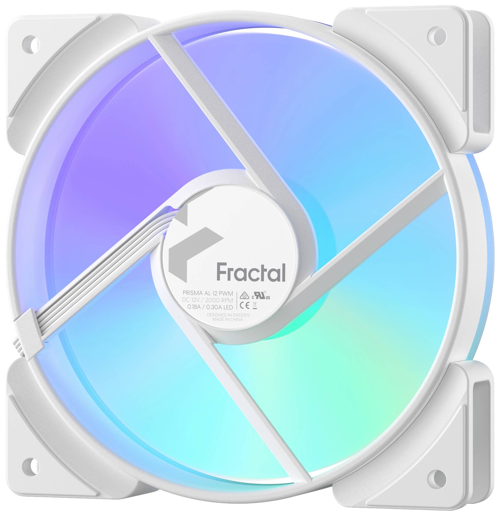 Ein weißer Computerlüfter mit RGB-Beleuchtung, die in Blau- und Grüntönen leuchtet. In der Mitte steht 'Fractal'.