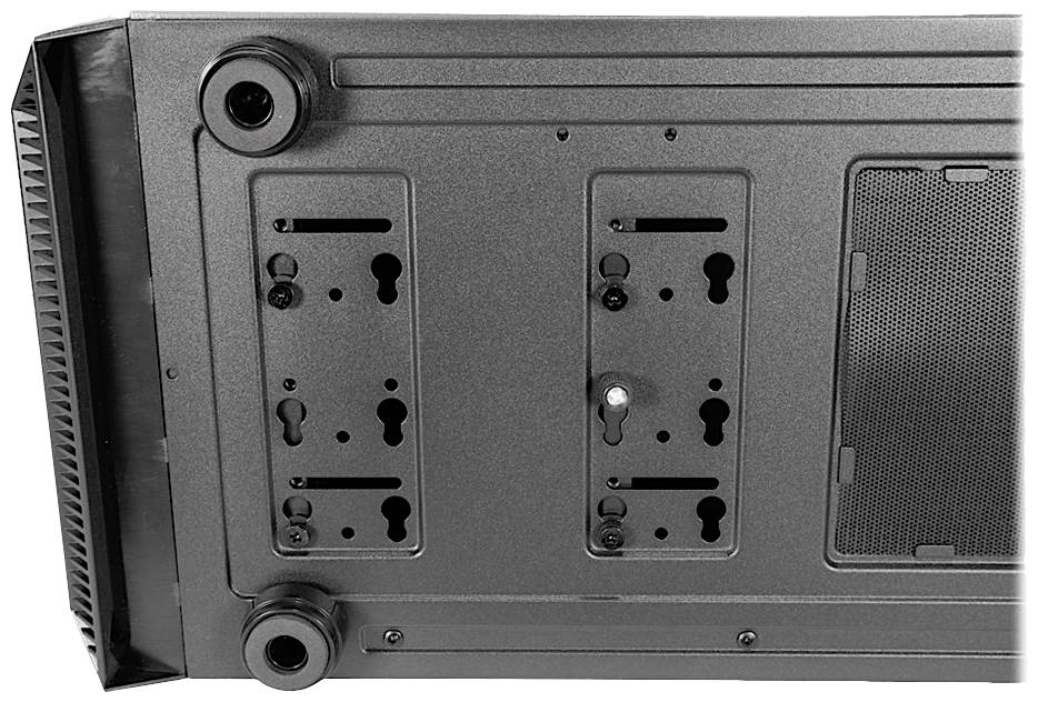 Bodenansicht eines Computergehäuses mit vier runden Füßen, zwei Lüftungsöffnungen und Montageöffnungen für Zubehörteile.