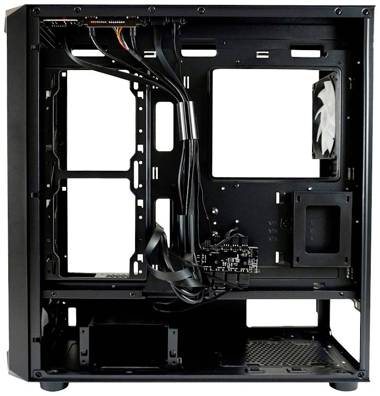Offenes Computergehäuse mit sichtbaren Kabeln und Lüfter. Platz für Mainboard, Festplatten und Netzteil ist deutlich erkennbar.