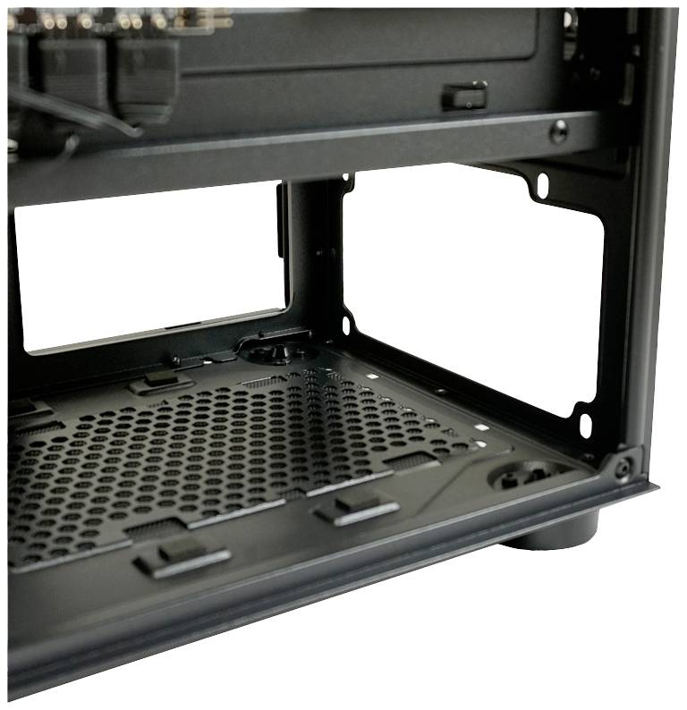 Abgebildet ist das Innere eines leeren Computergehäuses mit schwarzen Gittern an der Unterseite und Montageflächen für Komponenten.