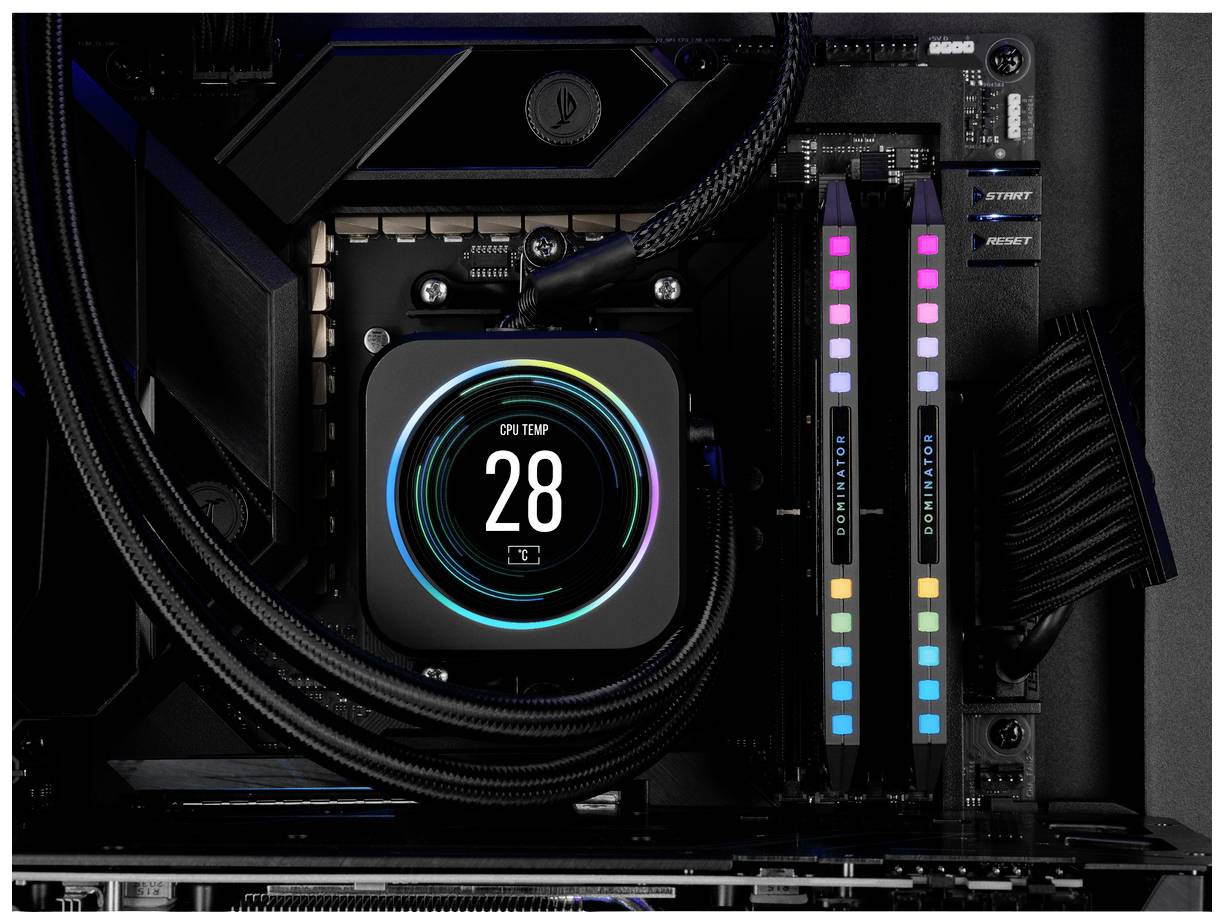 Innenansicht eines Computer-Gehäuses mit leuchtendem Kühlsystem. Zeigt eine Temperaturanzeige von '28' Grad Celsius auf der CPU.