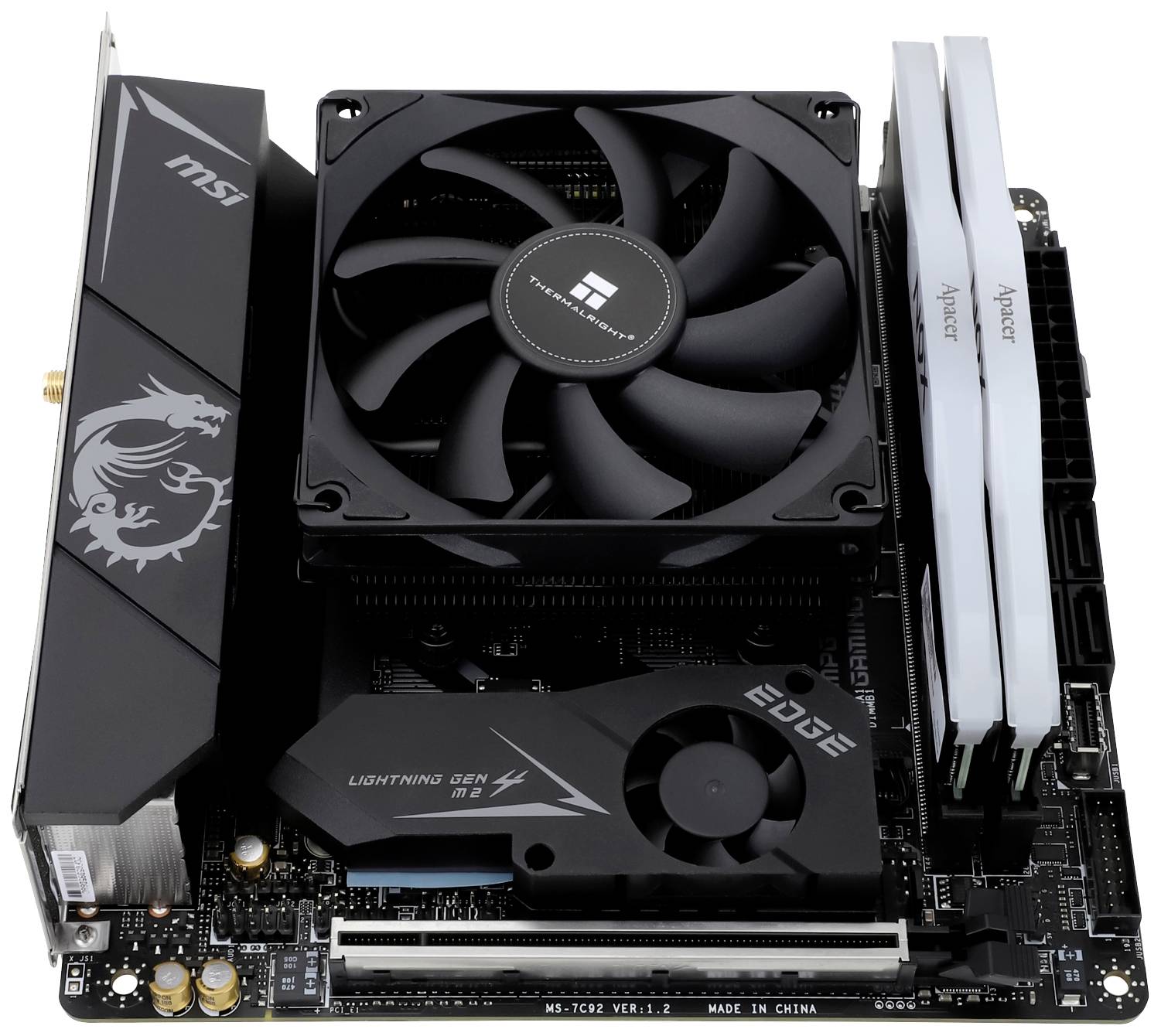 Ein Computer-Motherboard mit einem großen Lüfter und Kühlkörpern; markiert mit 'MSI' und 'Adata', zeigt technische Komponenten.