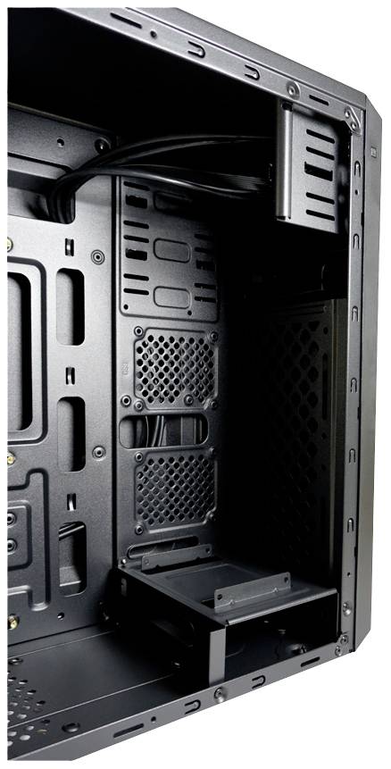 Schwarzes Computergehäuse-Innenansicht mit offenen Laufwerksschächten, Kabeldurchführungen und Lüftungsschlitzen.